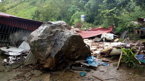 Mẹ con bị đá đè: Đá tảng từng lăn ầm ầm sát nhà