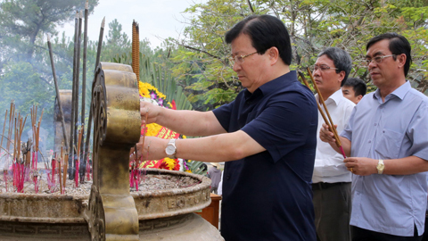 Phó Thủ tướng dâng hương tưởng nhớ các anh hùng, liệt sĩ tại Quảng Trị