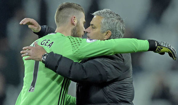 Mourinho hé lộ tương lai De Gea, Messi thèm đá cặp cùng Dybala