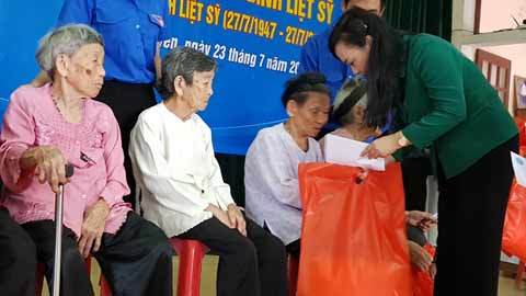 Bộ trưởng Y tế trao quà cho mẹ và vợ liệt sĩ ở Hà Tĩnh