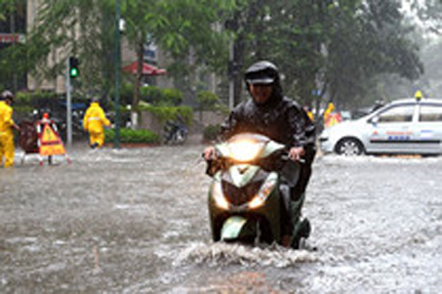 3 lưu ý khi đi xe máy đường ngập nước