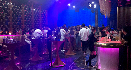 TP.HCM: Quán bar có hàng chục tiếp viên xếp hàng cho dân chơi lựa