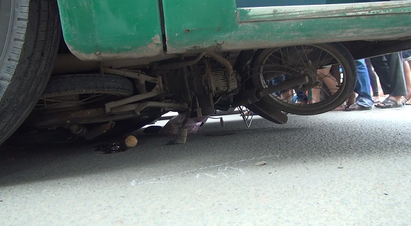 Vợ đau đớn bên thi thể chồng bị xe buýt cuốn vào gầm