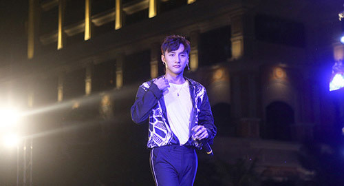 Sơn Tùng M-TP ‘xông đất’ đài nhạc nước Hồ Tràm