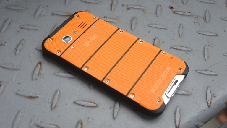 Điện thoại chống nước, chống va đập vừa về VN giá 4 triệu đồng