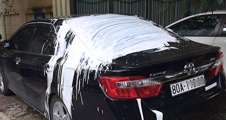 Hà Nội: Xe Camry đen trên vỉa hè bị đổ sơn trắng