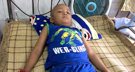 Mẹ nghèo đau đớn nhìn con ung thư máu