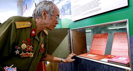 Ngắm chân dung Bác Hồ được vẽ bằng máu