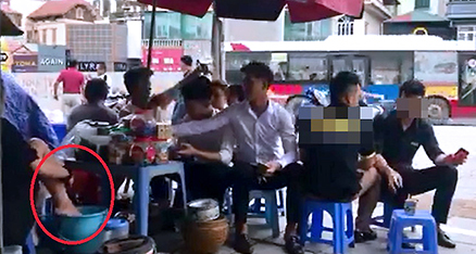 Phạt người đăng clip 'lấy nước rửa chân pha trà cho khách' 7,5 triệu
