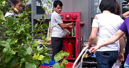 Dân HUD3 Linh Đàm xếp hàng chờ nước cứu hỏa về dùng