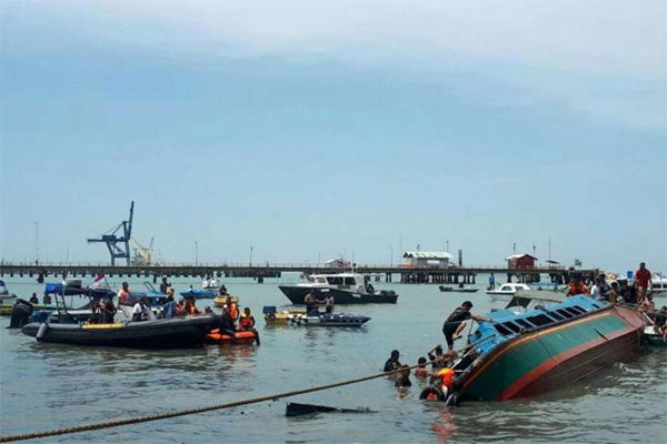 Lật tàu chở 51 người ở Indonesia