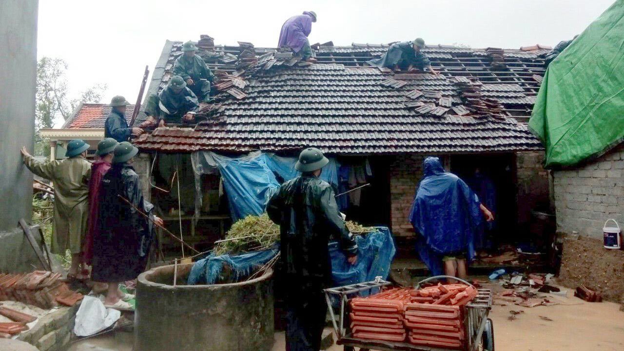 Bão số 4 đổ bộ: Hà Tĩnh đón lốc xoáy bất ngờ