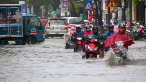 Bão số 4 quét qua, Thanh Hoá - Thừa Thiên Huế mưa như trút