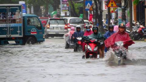 Bão số 4 quét qua, Thanh Hoá - Thừa Thiên Huế mưa như trút