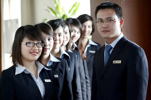 Bao nhiêu ngân hàng đang trả nhân viên hơn 20 triệu đồng/tháng?