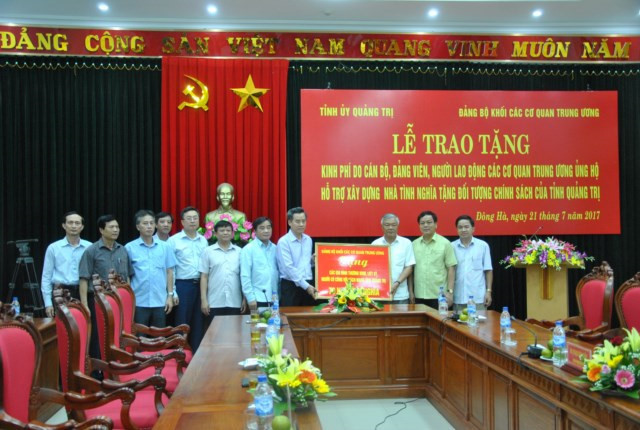 Trao tặng nhà tình nghĩa cho các gia đình có công với cách mạng