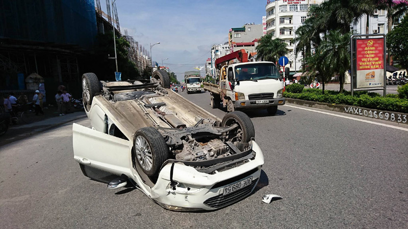 Bắc Ninh: Xế hộp phơi bụng giữa đường