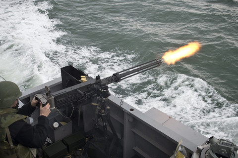 Tàu Hải quân Mỹ nổ súng cảnh cáo tàu Iran