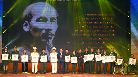 Nguyện sống xứng đáng với cống hiến, hy sinh của đồng chí, đồng bào