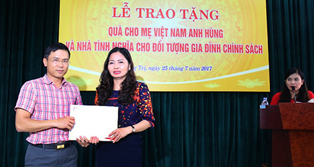 VietNamNet trao quà cho bà mẹ Việt Nam anh hùng, gia đình chính sách