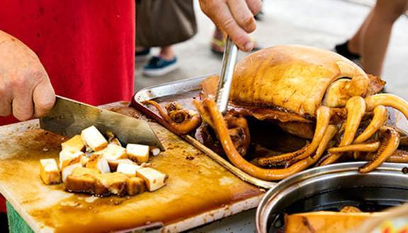 Mực khổng lồ to như con ngỗng hút khách ở Hong Kong như thế nào?