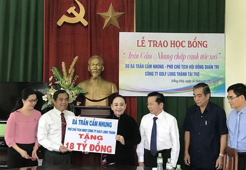 Nữ doanh nhân trao 18 tỷ học bổng cho con cháu liệt sỹ