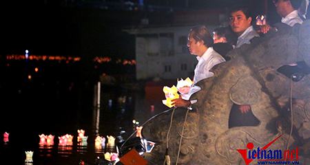 Đôi bờ Thạch Hãn ngập tràn hoa đăng tưởng niệm các anh hùng liệt sĩ