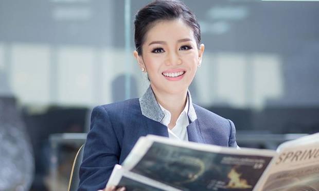 Nhan sắc vạn người mê của nữ trưởng đoàn U22 Thái Lan