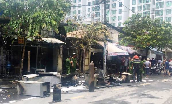 Cháy cửa hàng điện lạnh ở Sài Gòn, hàng chục người tháo chạy