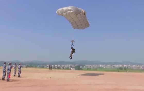 Xem lính Nga nhảy dù tại Trung Quốc