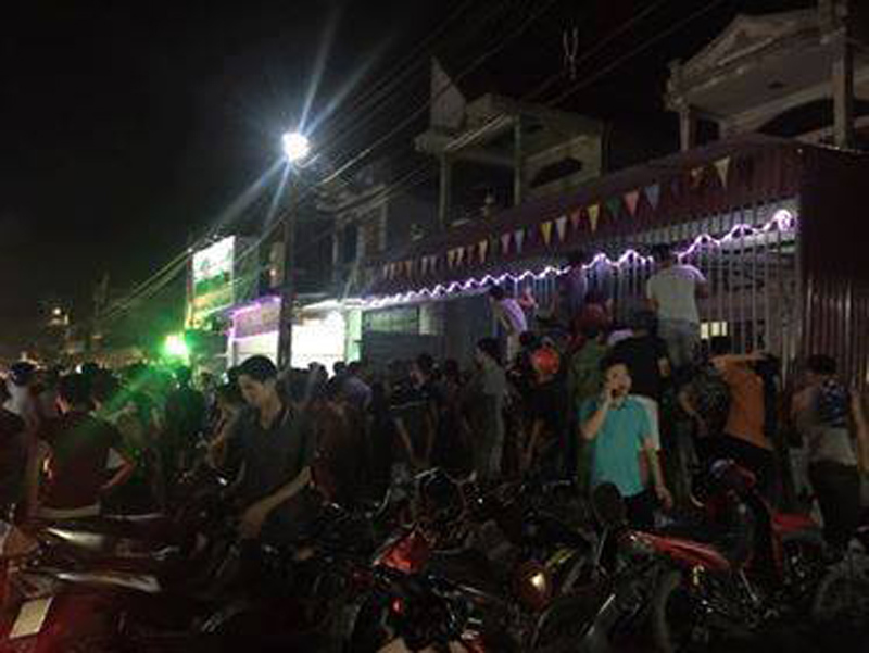 Khống chế nhầm người, cảnh sát bị dân 'nhốt' trong nhà