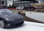 Elon Musk khoe thang máy chở ôtô chống tắc đường