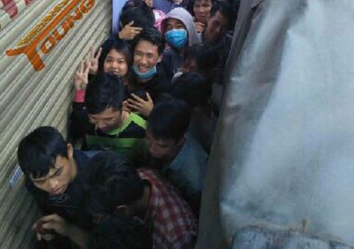 Shop quần áo giảm giá 'sốc', khách kéo đến tranh cướp