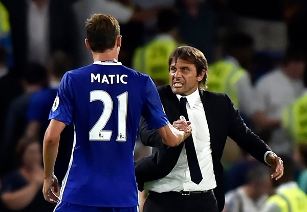 Conte cay Matic bỏ theo Mourinho, Ronaldo cầu Messi gặp...họa