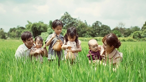 Lý Hải đưa vợ con về quê trải nghiệm cuộc sống nông dân