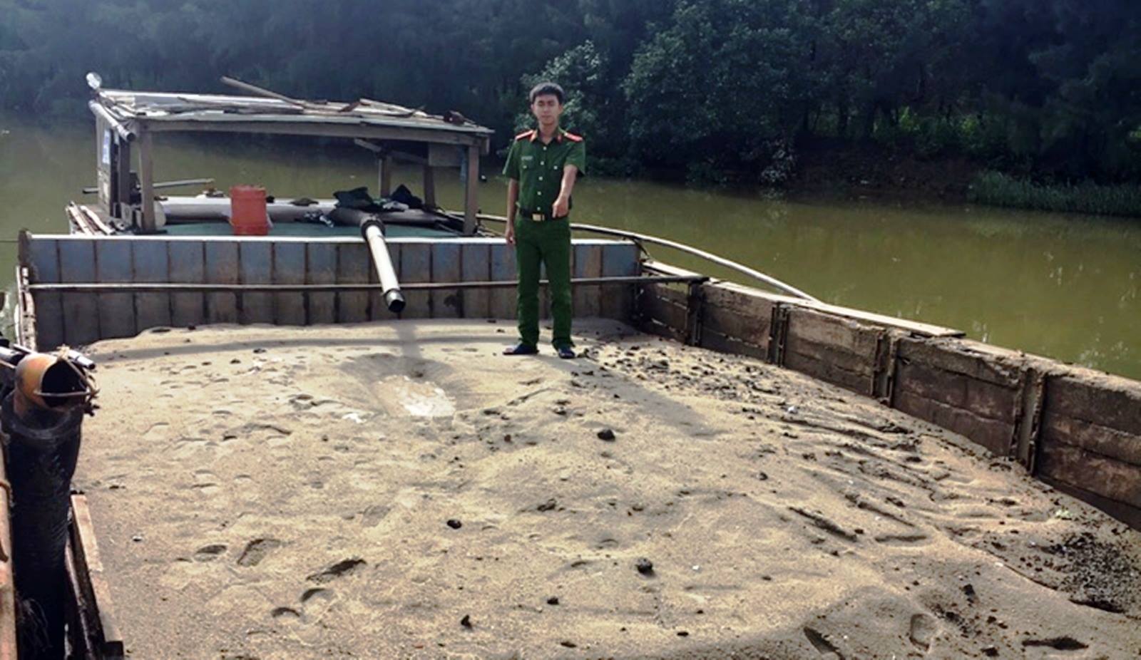 Công an Quảng Nam bắt quả tang 4 thuyền máy đang trộm cát
