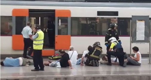 Tàu đâm vào nhà ga ở Tây Ban Nha, hàng chục người bị thương