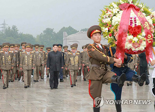 Kim Jong Un tái xuất, đi thăm nghĩa trang liệt sĩ