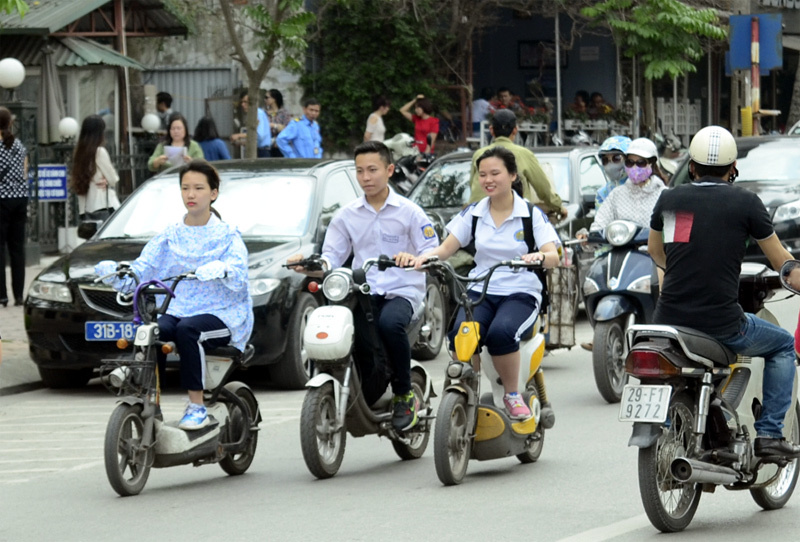 Tổ lái xe đạp điện, xe máy điện: Tai nạn hại đời bạn trẻ