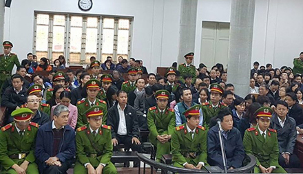 Nguyễn Xuân Sơn 'khẽ ho', Hà Văn Thắm vội lo tiền?