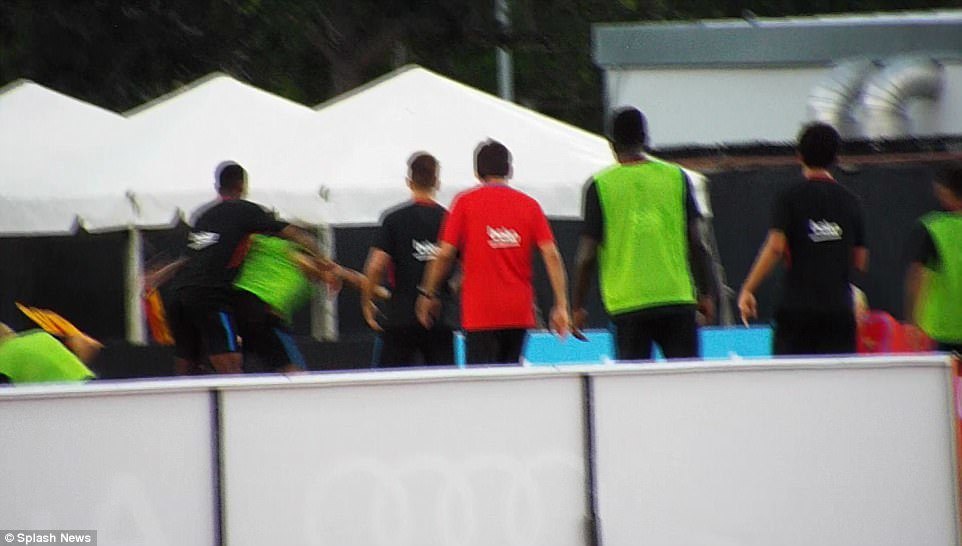 Neymar đánh đồng đội trên sân