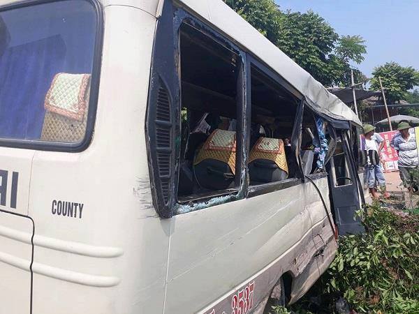 Xe tải và xe khách đâm nhau ở Tam Đảo, 24 người nhập viện