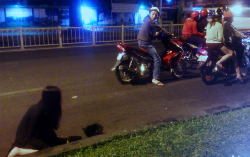 Đạp ngã xe, tấn công hội đồng phụ nữ để cướp ở Sài Gòn
