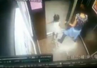 Mẹ hoảng loạn vì con gái kẹt tay vào thang máy