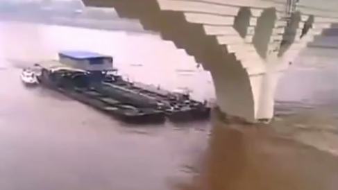 Sà lan tan nát sau khi đâm trúng trụ cầu trên sông