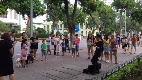 Cậu bé chơi đàn ở phố đi bộ bị hỏi giấy phép: Quận đang kiểm tra