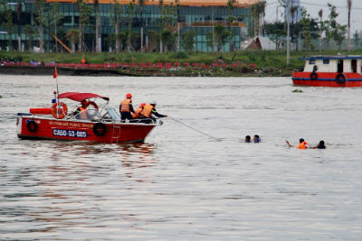 Chìm tàu trên sông Sài Gòn, 2 mẹ con mất tích