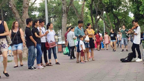 Báo cáo bất ngờ việc cậu bé chơi đàn bị hỏi giấy phép
