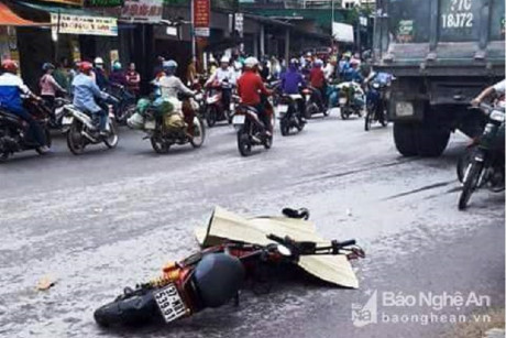 Nữ sinh đi xe máy điện lao vào xe tải bị cán tử vong