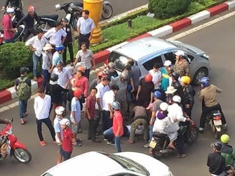 Tài xế taxi đánh, tông gãy tay người đi xe máy sau va chạm
